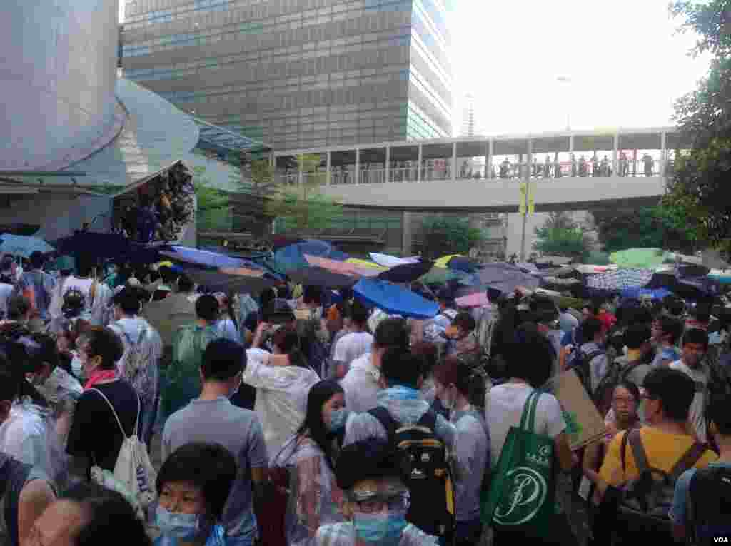 港人聲援佔中抗拒警方封鎖中環金鐘多處癱瘓(美國之音海彥拍攝)