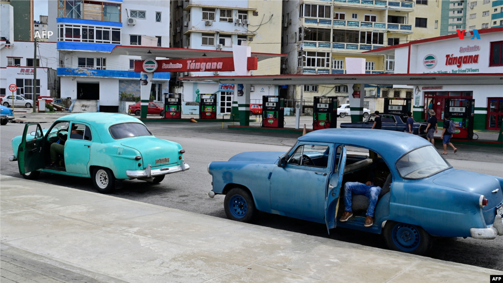 Se ve a conductores esperando para repostar sus coches en una gasolinera ubicada en La Habana, Cuba, durante un apagón nacional provocado por un fallo de la red. 