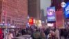 Hispanos protegen sus sueños con disfraces en Times Square