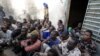 Les rebelles tchadiens prisonniers dans la cour d'une prison de gendarmerie, à Ndjamena, 13 février 2008.