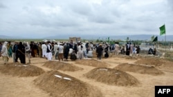 شماری از مردم بغلان مرکزی هنگام دفن عزیزان شان که در اثر سیلاب های روز گذشته جان باختند
