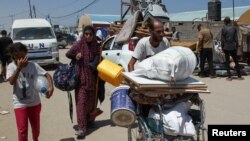 Sejumlah warga Palestina membawa barang miliknya saat pergi meninggalkan wilayah Rafah akibat operasi militer Israel ke wilayah tersebut, pada 7 Juni 2024. (Foto: Reuters/Hatem Khaled)