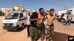 Un soldat du CNT blessé au front, à Syrte