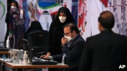 Para petugas mendaftarkan kandidat untuk pemilihan presiden 18 Juni di Kementerian Dalam Negeri di Teheran, Iran, Selasa, 11 Mei 2021. 