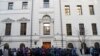 Partidarios del grupo de derechos humanos Memorial Internacional frente a un edificio de la corte durante una audiencia de la Corte Suprema de Rusia para considerar el cierre de la organización, en Moscú, Rusia, el 28 de diciembre de 2021. 