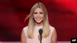 Ivanka Trump, su esposo Jared Kushner y los hijos de la pareja viajaban de Nueva York a Florida en un avión de Jet Blue.