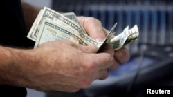 Aunque el Índice de Precios al Consumidor aumentó en Estados Unidos en febrero, la inflación se mantuvo baja.