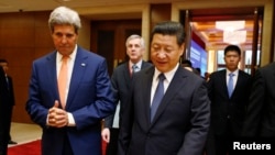 美国国务卿约翰·克里（左）与中国国家主席习近平举行会谈。