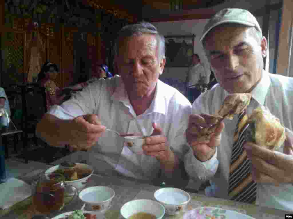 Keksa ijodkor Abdulhoshim Abdurahmonov do'stlari bilan