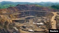Les excavatrices et les foreuses manœuvrent dans une mine de cuivre et de cobalt à ciel ouvert à Tenke Fungurume, dans l’ex-province du Katanga, 29 janvier 2013. 