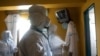 Un médico se rocía alcohol después de controlar a pacientes con COVID-19 asintomáticos en cuarentena en un hotel, antes de quitarse su equipo de protección en Caracas, Venezuela, el viernes 24 de julio de 2020.