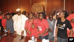 Le président nigérian, Muhammadu Buhari, rencontre les membres de la campagne "Bring Back our Girls" à Abuja, au Nigeria, le mercredi 8 juillet 2015. 