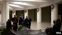 Durante el último día de su visita, el presidente Obama, acompañado por el preisdente Funes de El Salvador, visitó la tumba de monseñor Romero.
