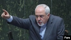 محمد جواد ظریف در حال سخنرانی در مجلس شورای اسلامی - ۶ آذر ۱۳۹۲