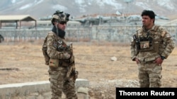 Fuerzas de seguridad afganas vigilan el exterior de una base militar luego de un atentado suicida con coche bomba en las afueras de la ciudad de Ghazni. Domingo, 29 de noviembre de 2020.