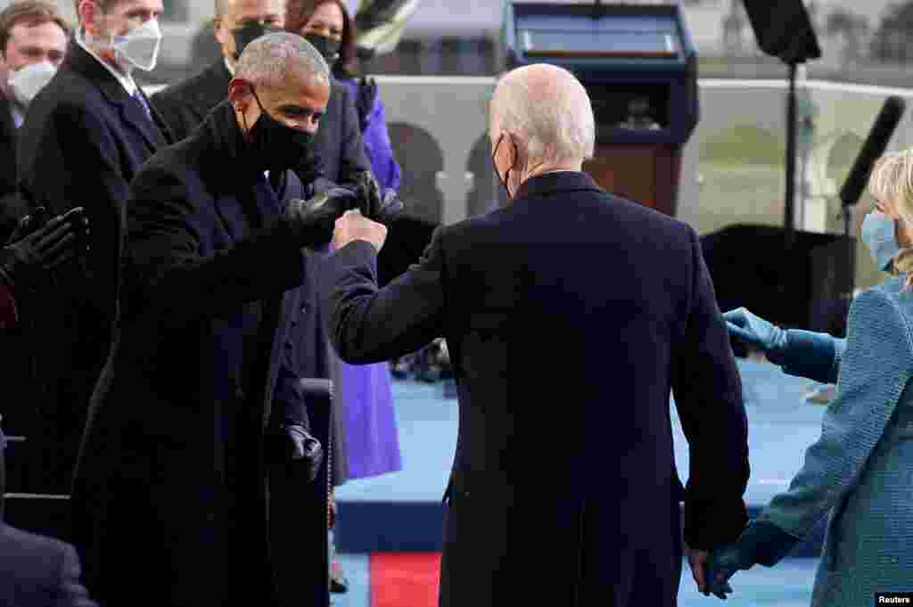 El presidente Joe Biden choca los puños con el expresidente Barack Obama durante la ceremonia de posesión de Biden. 20 de enero de 2021.