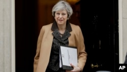 PM Inggris Theresa May saat keluar dari kantornya di 10 Downing Street, London (foto: ilustrasi). Pemerintah Inggris akan mulai memberlakukan pasal 50 'Perjanjian Uni Eropa' untuk keluar dari Uni Eropa tanggal 29 Maret mendatang.