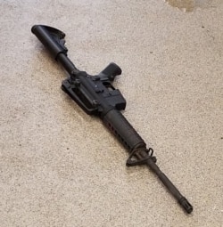 Un fusil de asalto AR-15 en el pavimento en el lugar de un tiroteo en un restaurante Waffle House cerca de Nashville, Tennessee, el 22 de abril de 2018.