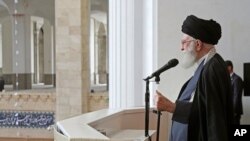 En esta imagen publicada por el sitio web oficial de la oficina del líder supremo de Irán, el ayatolá Alí Jamenei ofrece un discurso durante una ceremonia religiosa por el Eid al-Fitr, que marca el final del Ramadán, el miércoles 10 de abril de 2024. 