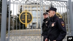 Petugas polisi menjaga pintu masuk Pengadilan Kota Moskow, di Moskow, Rusia, Senin, 17 April 2023. (Foto: AP)