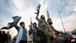 Combatientes de la oposición de Siria celebran después del colapso del gobierno sirio en Damasco, Siria, el 8 de diciembre de 2024.