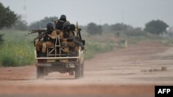 Soldados de Burkina Faso patrullan cerca de un cuartel militar en Uagadugú, el 29 de septiembre de 2015. Las fuerzas de seguridad de Burkina Faso lanzaron una persecución masiva el abril 27 de 2021, tras un ataque a una patrulla contra la caza furtiva.