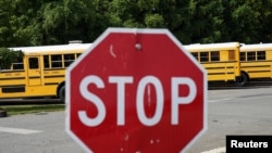 Autobuses escolares del condado de Fairfax, en Virginia, permanecen estacionados en esta imagen del 22 de julio de 2020.