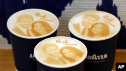 Kopi Capucinno bergambar Pangeran Harry dan Meghan Markle di sebuah kedai kopi di Windsor, Selasa, 15 Mei 2018.