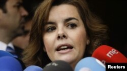La vicepresidenta española habló con los medios a las puertas del Tesoro