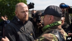 Germaniyalik harbiy mutaxassis Aksel Shnayder Slavyanskda garov olingan xalqaro kuzatuvchilardan biri. Bugun u va yana bir necha xodim qo'yib yuborildi.