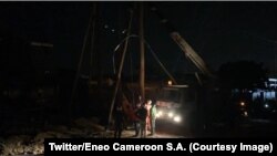 Des travailleurs de la compagnie d’électricité Eneo en train d’installer un câble au Cameroun, le 29 décembre 2018. (Twitter/Eneo Cameroon S.A.)