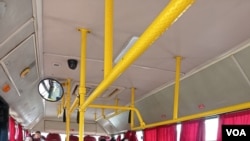 En Uruguay, los ómnibus funcionan con aforo limitado y los pasajeros deben usar tapabocas como se aprecia en esta foto de un transporte público en Montevideo. [Foto: Leonardo Luzzi, VOA]