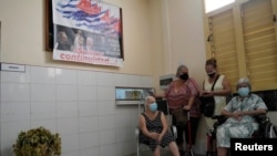 Personas de la tercera edad esperan para recibir la vacuna de porducción local contra el coronavirus en La Habana, el 23 de junio de 2021.