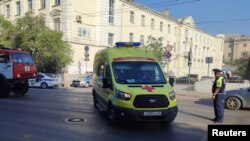 Una ambulancia abandona el área adyacente al astillero que, según se informa, fue alcanzado por un ataque con misiles ucranianos en Sebastopol, Crimea, el 13 de septiembre de 2023. REUTERS/Stringer