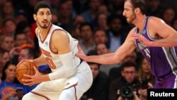 Enes Kanter (kiri) bermain untuk klub New York Knicks. 