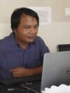 Sai Zaw Thaike, jurnalis foto untuk situs berita independen Myanmar Now, bekerja di kubikel kantornya di Yangon, Myanmar, pada Agustus 2020. (Foto: Myanmar Now via AP)