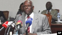 José Eduardo dos Santos discursando perante o Comité Central do MPLA