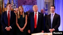 Predsednik Tramp sa ćerkom Ivankom i sinovima Erikom i Donaldom mlađim (arhivski snimak)