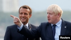 英国首相约翰逊(右)与法国总统马克龙(资料照片)