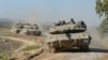 Una caravana de tanques israelíes abandona la Franja de Gaza hacia el sur de Israel al comenzar la tregua con Hamás el 24 de noviembre de 2023.