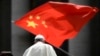 Un hombre agita la bandera de China mientras el papa Francisco se retira de una audiencia general en la Plaza de San Pedro en Ciudad del Vaticano, el 12 de junio de 2019. (ARCHIVO: AFP)