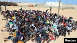 Les migrants assis dans un centre de détention à Zuwarah, en Libye, le 10 octobre 2017. 