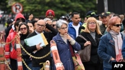 La gente espera afuera de la embajada de Estados Unidos en Colombia después de que sus citas para visas fueron canceladas, en Bogotá el 27 de enero de 2025.