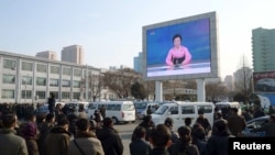 지난 1월 북한 평양역 주변에 설치된 대형 화면에 수소탄 실험에 성공했다는 조선중앙TV 보도가 나오고 있다. (자료사진)