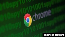 El logo de Google Chrome desplegado sobre un código cibernético junto a la palabra espía. Imagen de archivo.