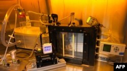 Esta foto tomada el 26 de marzo de 2020 por la investigadora de Columbia Manuela Buonanno muestra un experimento realizado con UVC lejanos sobre virus