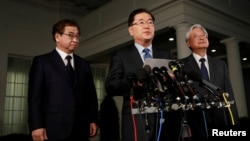 南韓青瓦台國家安全室室長鄭義溶（中）和國家情報院院長徐薰（左）在白宮外宣布美國總統川普同意與北韓領導人金正恩見面