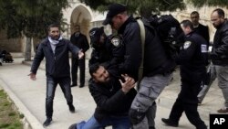 Polisi Israel menahan seorang warga Palestina di komplek masjid al-Aqsa di Yerusalem bulan lalu (foto: dok).