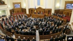 Para anggota parlemen Ukraina mengheningkan cipta untuk menghormati para demonstran yang tewas dalam unjuk rasa di Kyiv, Ukraina (28/1). (AP/Efrem Lukatsky)