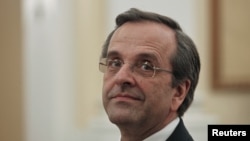Antonis Samaras tersenyum sebelum melakukan sumpah jabatan sebagai Perdana Menteri baru Yunani di istana Presiden di Athena, Rabu (20/6).